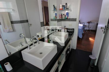 Casa à venda com 360m², 3 quartos e 2 vagas Casa à venda com 360m², 3 quartos e 2 vagasBanheiro da Suíte
