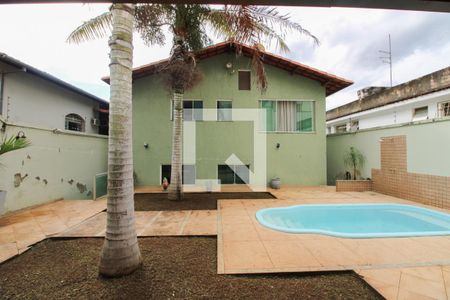 Casa à venda com 360m², 3 quartos e 2 vagas Casa à venda com 360m², 3 quartos e 2 vagasPiscina