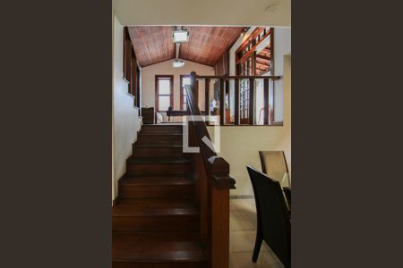 Casa à venda com 360m², 3 quartos e 2 vagas Casa à venda com 360m², 3 quartos e 2 vagasEscada