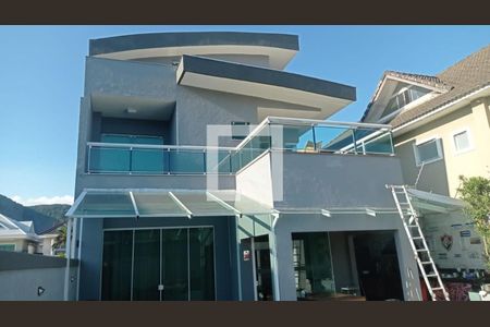 Casa de condomínio à venda com 415m², 4 quartos e 2 vagas Casa de condomínio à venda com 415m², 4 quartos e 2 vagasFachada