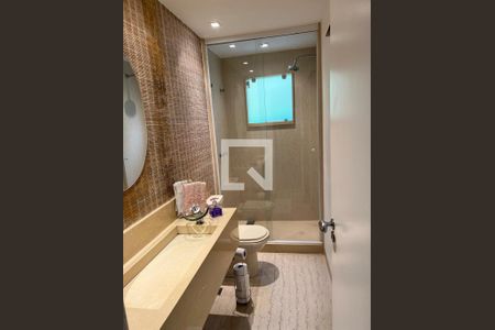 Casa de condomínio à venda com 415m², 4 quartos e 2 vagas Casa de condomínio à venda com 415m², 4 quartos e 2 vagasBanheiro