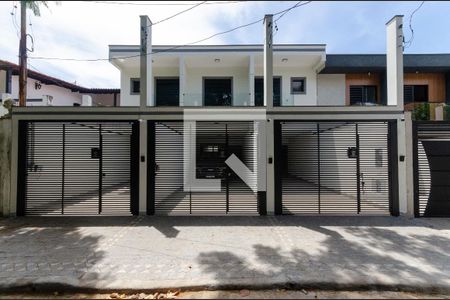 Casa à venda com 136m², 3 quartos e 2 vagas Casa à venda com 136m², 3 quartos e 2 vagasFachada