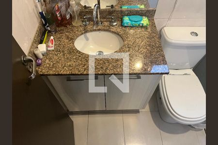 Apartamento à venda com 205m², 3 quartos e 4 vagas Apartamento à venda com 205m², 3 quartos e 4 vagasBanheiro da Suíte 1