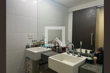 Apartamento à venda com 205m², 3 quartos e 4 vagas Apartamento à venda com 205m², 3 quartos e 4 vagasBanheiro da Suíte 2