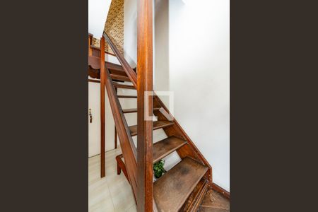 Apartamento à venda com 110m², 3 quartos e 1 vaga Apartamento à venda com 110m², 3 quartos e 1 vagaEscada