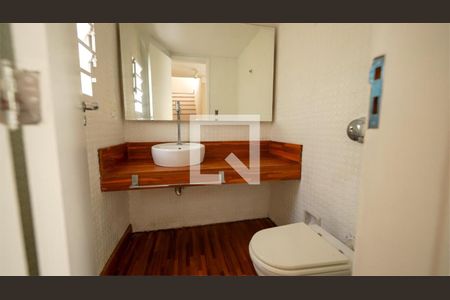 Casa à venda com 315m², 4 quartos e 3 vagas Casa à venda com 315m², 4 quartos e 3 vagasFoto 02