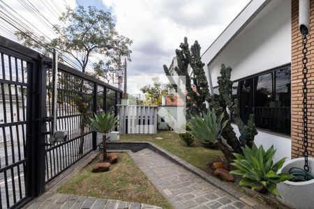Casa à venda com 370m², 3 quartos e 7 vagas Casa à venda com 370m², 3 quartos e 7 vagasEntrada