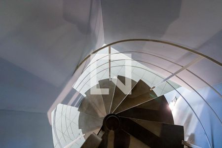 Casa à venda com 710m², 4 quartos e 8 vagas Casa à venda com 710m², 4 quartos e 8 vagasEscada