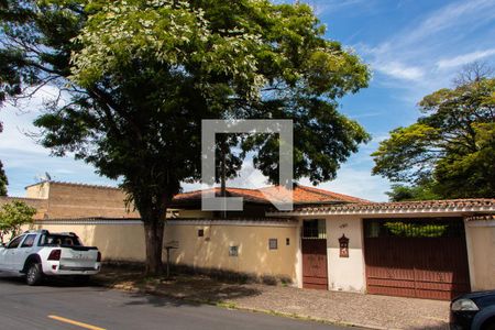 Casa à venda com 778m², 4 quartos e 5 vagas Casa à venda com 778m², 4 quartos e 5 vagasFACHADA