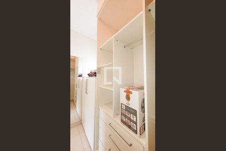 Casa de condomínio à venda com 200m², 5 quartos e 4 vagas Casa de condomínio à venda com 200m², 5 quartos e 4 vagasClosset da Suíte 2