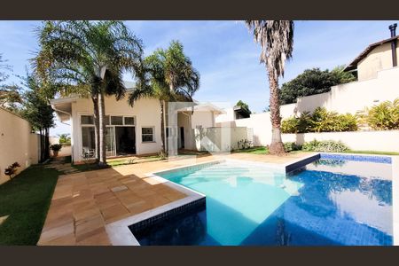Casa de condomínio à venda com 200m², 5 quartos e 4 vagas Casa de condomínio à venda com 200m², 5 quartos e 4 vagasPiscina