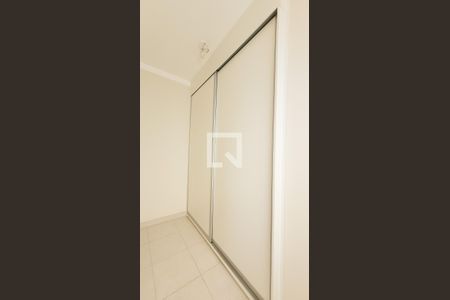 Casa de condomínio à venda com 200m², 5 quartos e 4 vagas Casa de condomínio à venda com 200m², 5 quartos e 4 vagasCloset da suíte 3