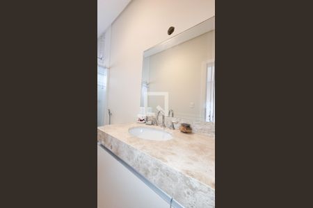 Casa de condomínio à venda com 200m², 5 quartos e 4 vagas Casa de condomínio à venda com 200m², 5 quartos e 4 vagasBanheiro da Suíte 1