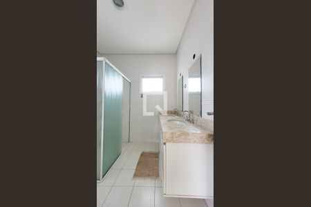 Casa de condomínio à venda com 200m², 5 quartos e 4 vagas Casa de condomínio à venda com 200m², 5 quartos e 4 vagasBanheiro da Suíte 2