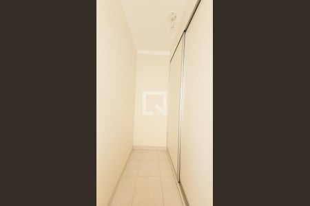 Casa de condomínio à venda com 200m², 5 quartos e 4 vagas Casa de condomínio à venda com 200m², 5 quartos e 4 vagasCloset da suíte 3