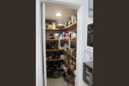 Apartamento à venda com 171m², 4 quartos e 3 vagas Apartamento à venda com 171m², 4 quartos e 3 vagasDespensa