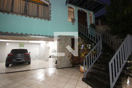 Casa à venda com 180m², 3 quartos e 4 vagas Casa à venda com 180m², 3 quartos e 4 vagasGaragem