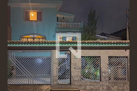 Casa à venda com 180m², 3 quartos e 4 vagas Casa à venda com 180m², 3 quartos e 4 vagasFachada