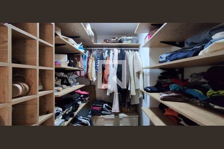 Apartamento à venda com 87m², 2 quartos e 1 vaga Apartamento à venda com 87m², 2 quartos e 1 vagaCloset da suíte