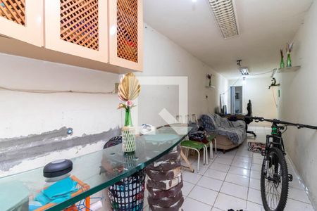 Casa à venda com 230m², 3 quartos e sem vaga Casa à venda com 230m², 3 quartos e sem vagaEscritório