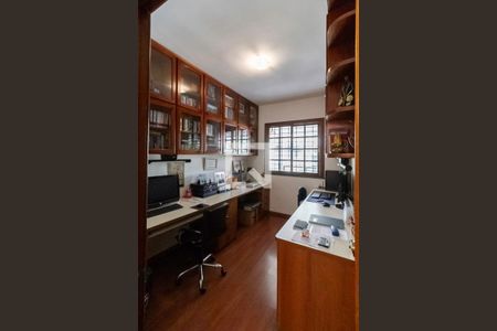Casa à venda com 1500m², 4 quartos e 15 vagas Casa à venda com 1500m², 4 quartos e 15 vagasEscritório