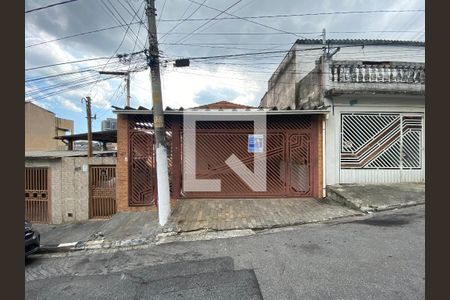 Casa à venda com 130m², 3 quartos e 2 vagas Casa à venda com 130m², 3 quartos e 2 vagasFachada