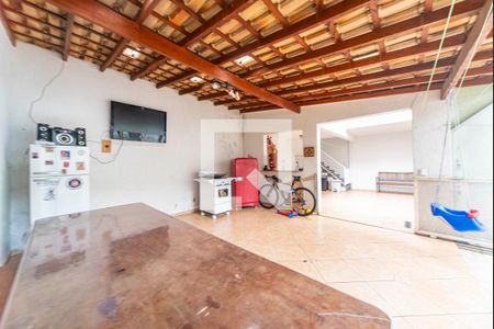 Casa à venda com 280m², 3 quartos e 3 vagas Casa à venda com 280m², 3 quartos e 3 vagasQuintal e Área Gourmet