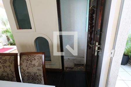 Casa à venda com 200m², 4 quartos e 4 vagasGaragem - Escada