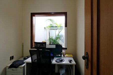 Casa à venda com 200m², 4 quartos e 4 vagasEscritório