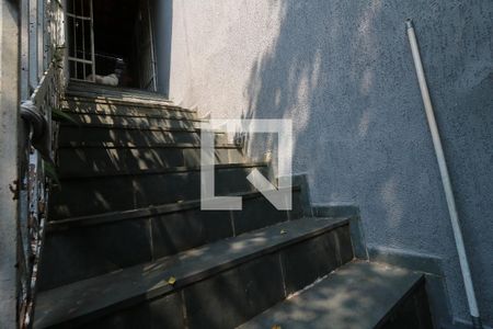 Casa à venda com 200m², 4 quartos e 4 vagasCorredor externo - Escada