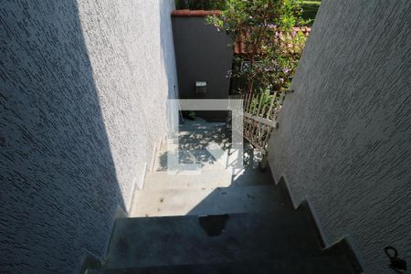 Casa à venda com 200m², 4 quartos e 4 vagasCorredor externo - Escada