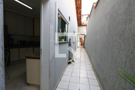 Casa à venda com 200m², 4 quartos e 4 vagasCorredor externo