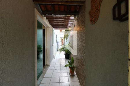 Casa à venda com 200m², 4 quartos e 4 vagasCorredor externo