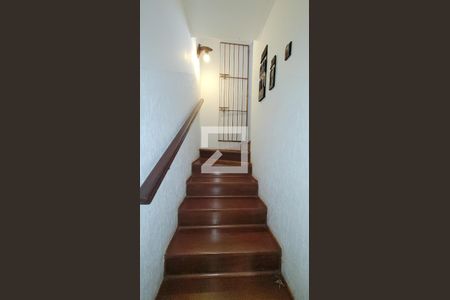 Casa à venda com 190m², 5 quartos e 3 vagas Casa à venda com 190m², 5 quartos e 3 vagasEscada