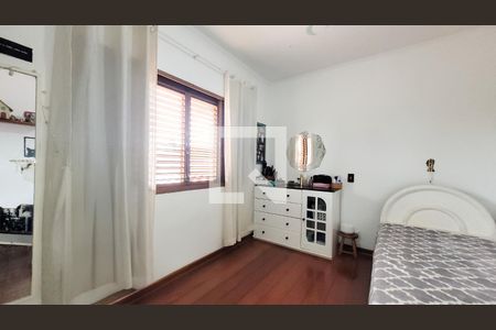 Casa à venda com 190m², 5 quartos e 3 vagas Casa à venda com 190m², 5 quartos e 3 vagasQuarto2