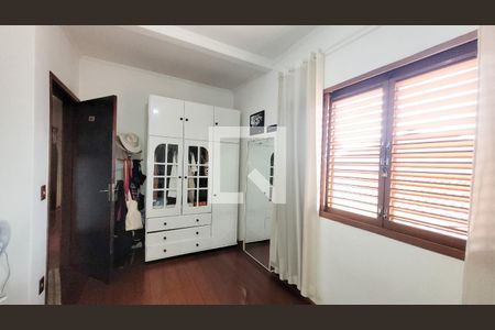 Casa à venda com 190m², 5 quartos e 3 vagas Casa à venda com 190m², 5 quartos e 3 vagasQuarto2