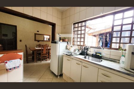 Casa à venda com 190m², 5 quartos e 3 vagas Casa à venda com 190m², 5 quartos e 3 vagasCozinha