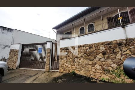 Casa à venda com 190m², 5 quartos e 3 vagas Casa à venda com 190m², 5 quartos e 3 vagasFachada