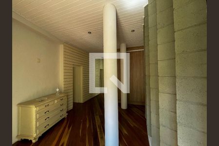 Casa à venda com 235m², 3 quartos e 4 vagas Casa à venda com 235m², 3 quartos e 4 vagasHall