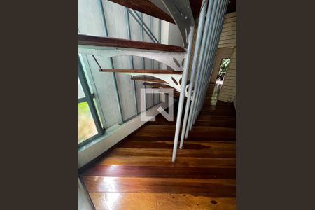 Casa à venda com 235m², 3 quartos e 4 vagas Casa à venda com 235m², 3 quartos e 4 vagasEscada