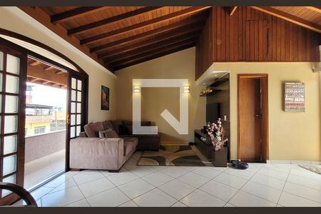 Casa à venda com 240m², 3 quartos e 3 vagas Casa à venda com 240m², 3 quartos e 3 vagasSala - Cobertura