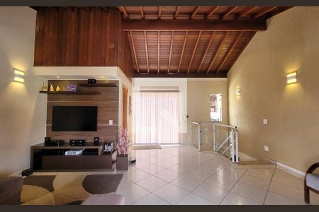 Casa à venda com 240m², 3 quartos e 3 vagas Casa à venda com 240m², 3 quartos e 3 vagasSala - Cobertura