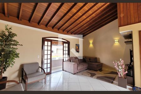 Casa à venda com 240m², 3 quartos e 3 vagas Casa à venda com 240m², 3 quartos e 3 vagasSala - Cobertura