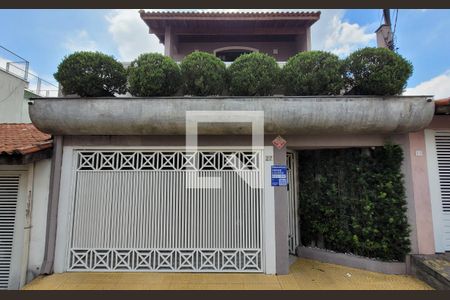 Casa à venda com 240m², 3 quartos e 3 vagas Casa à venda com 240m², 3 quartos e 3 vagasFachada