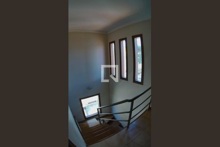 Casa de condomínio à venda com 330m², 3 quartos e 4 vagasEscada