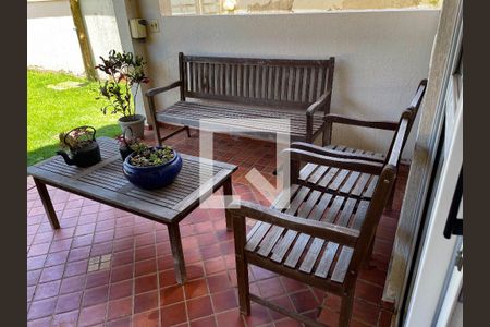 Casa de condomínio à venda com 330m², 3 quartos e 4 vagasVaranda