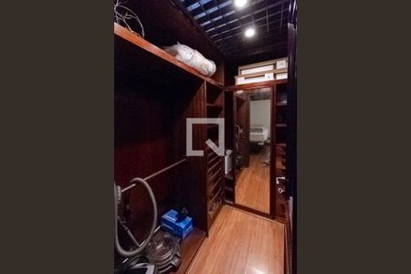 Casa à venda com 2342m², 4 quartos e 9 vagas Casa à venda com 2342m², 4 quartos e 9 vagasCloset da suíte 2