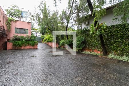 Casa à venda com 2342m², 4 quartos e 9 vagas Casa à venda com 2342m², 4 quartos e 9 vagasEntrada