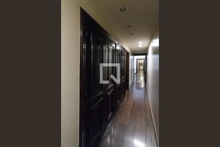 Casa à venda com 2342m², 4 quartos e 9 vagas Casa à venda com 2342m², 4 quartos e 9 vagasCorredor - Armário