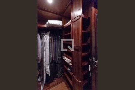 Casa à venda com 2342m², 4 quartos e 9 vagas Casa à venda com 2342m², 4 quartos e 9 vagasCloset da suíte 2